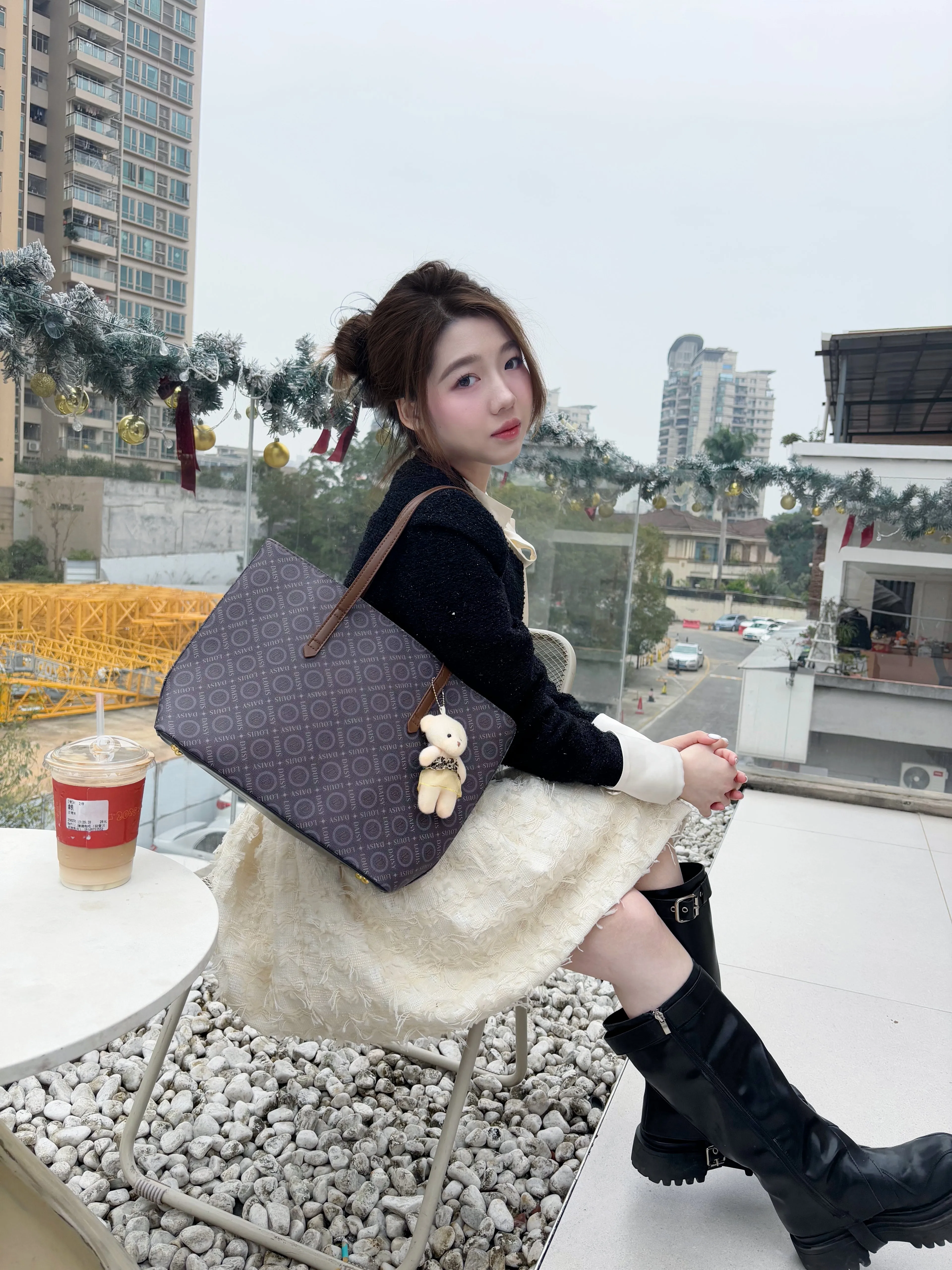 Chic & Playful Tote Bag – A Perfect Blend of Fashion and Function