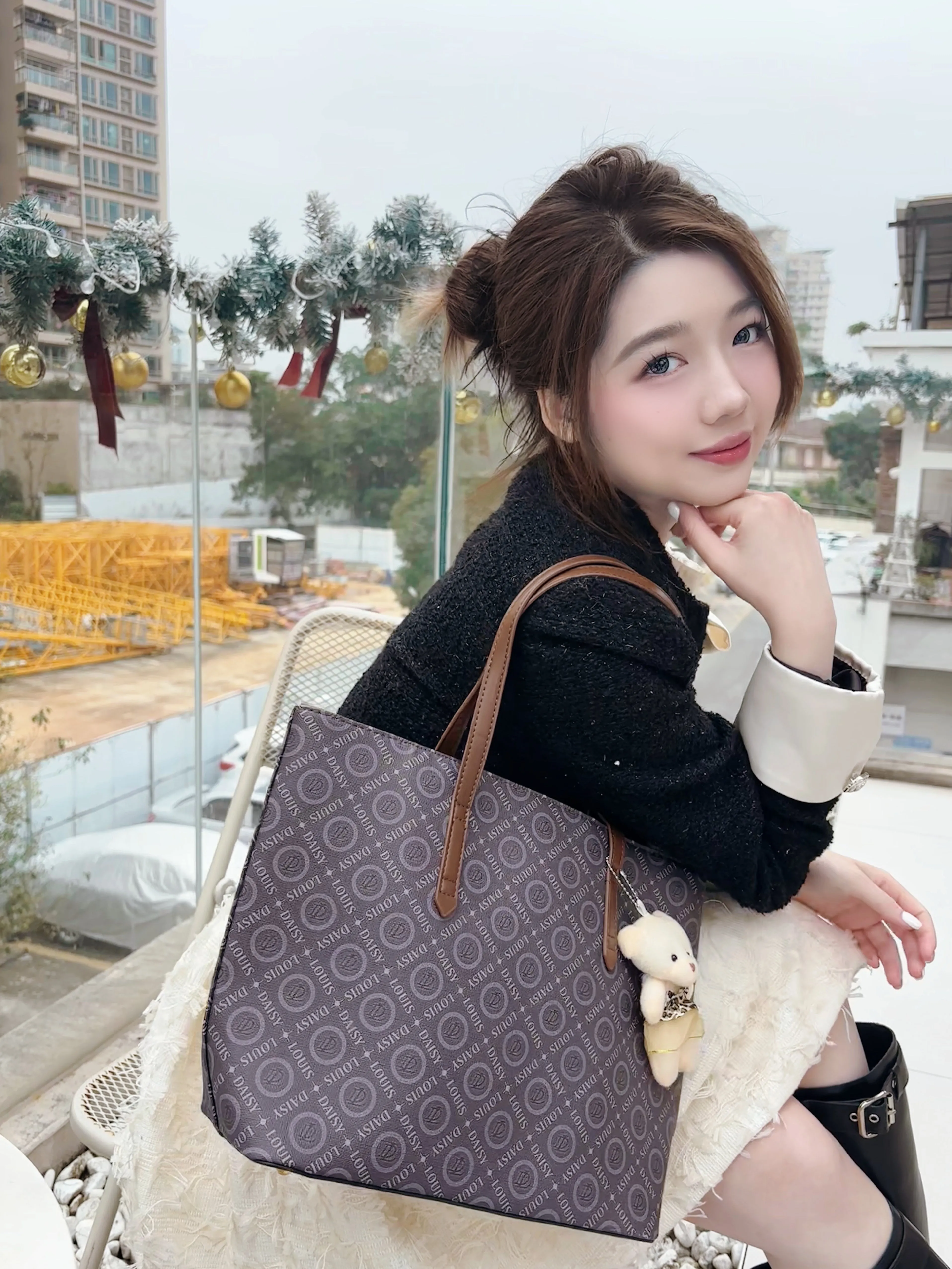 Chic & Playful Tote Bag – A Perfect Blend of Fashion and Function