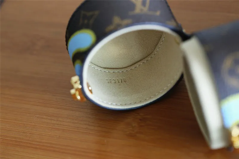 Chic - Louis Vuittons  - 9361 Franco Tech-savvy Shops