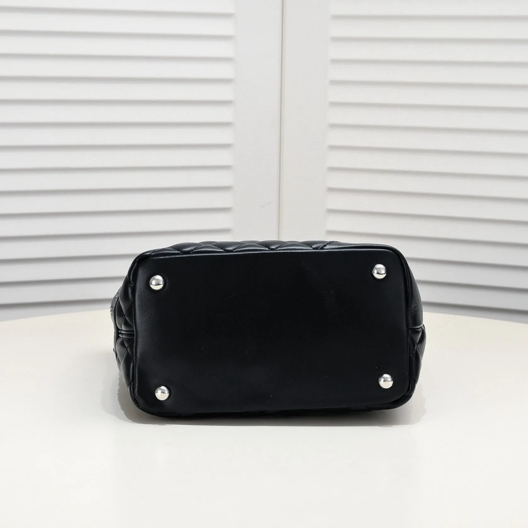Tote Bag Cambon Line Medium: A Timeless Classic