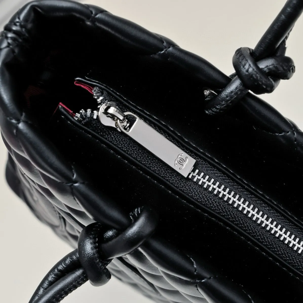 Tote Bag Cambon Line Medium: A Timeless Classic