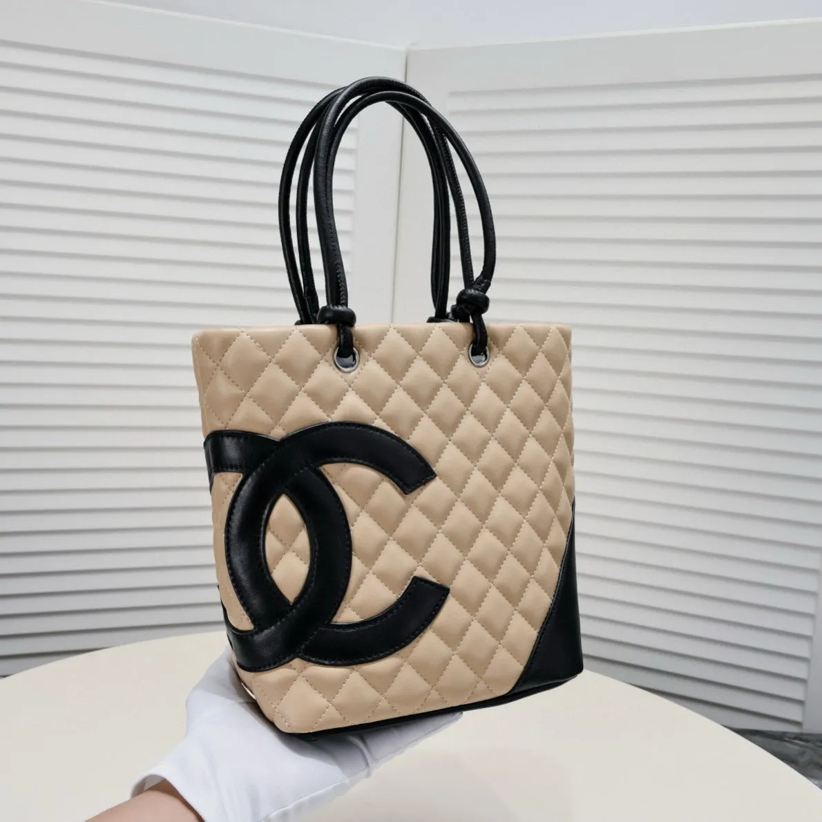 Tote Bag Cambon Line Medium: A Timeless Classic