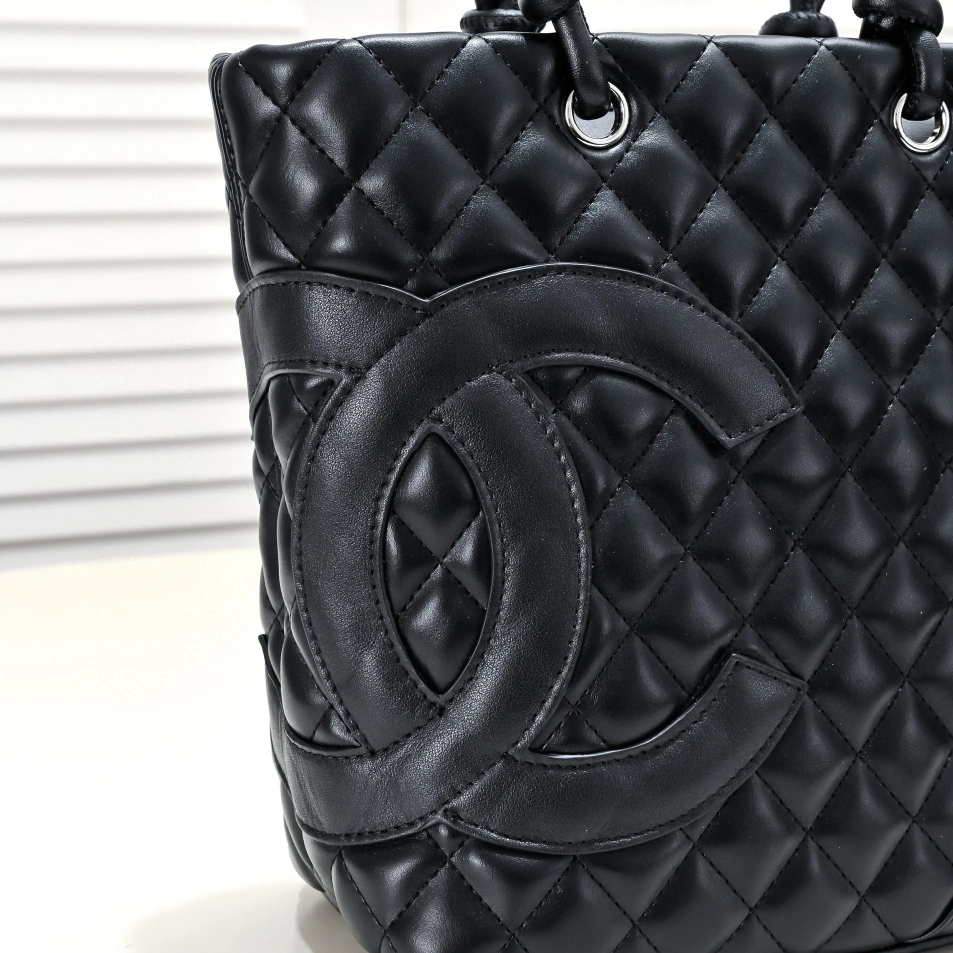 Tote Bag Cambon Line Medium: A Timeless Classic