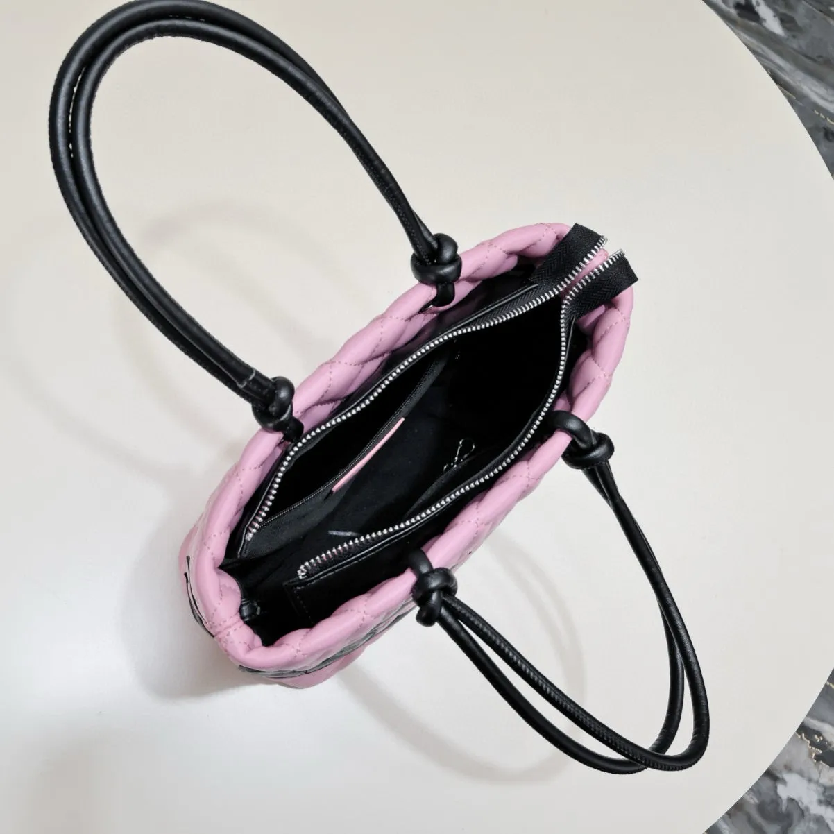 Tote Bag Cambon Line Medium: A Timeless Classic