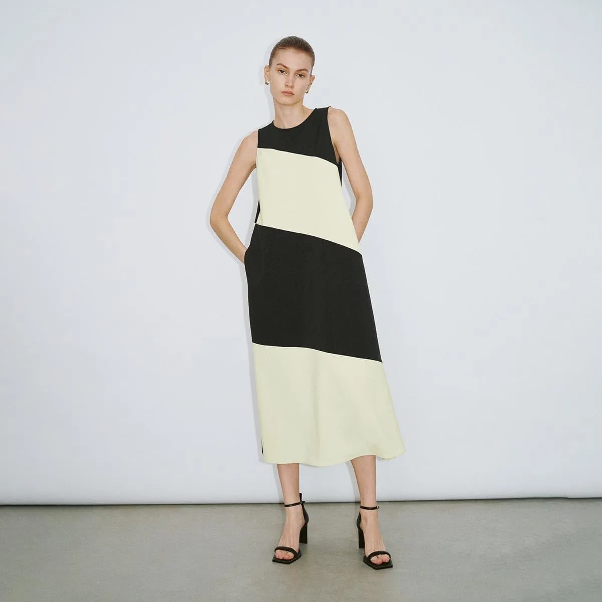 Women's Summer Dresses Sleeveless A-Line Crew Neck Casual Midi Dress Trendy with Pockets 2025