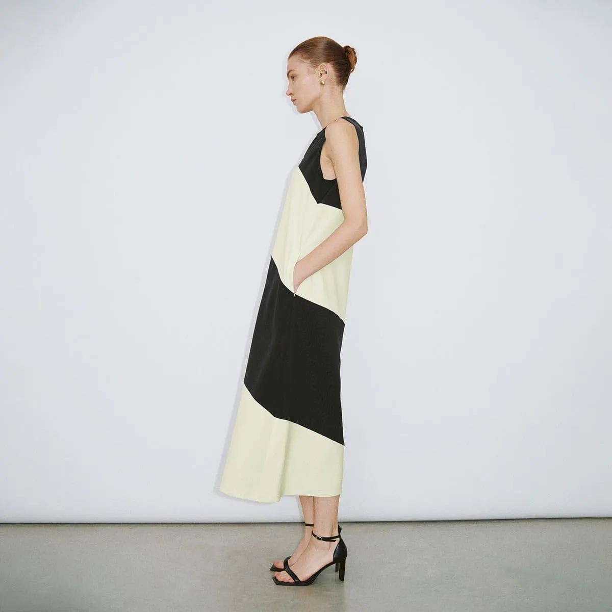 Women's Summer Dresses Sleeveless A-Line Crew Neck Casual Midi Dress Trendy with Pockets 2025