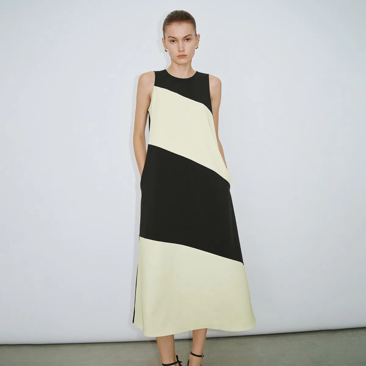 Women's Summer Dresses Sleeveless A-Line Crew Neck Casual Midi Dress Trendy with Pockets 2025
