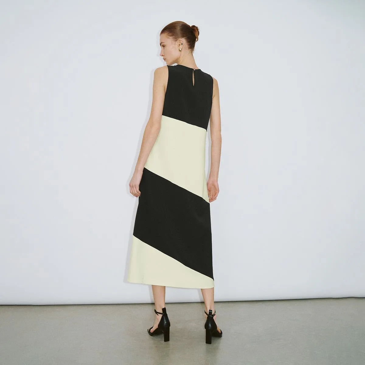 Women's Summer Dresses Sleeveless A-Line Crew Neck Casual Midi Dress Trendy with Pockets 2025